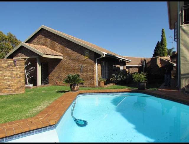 10 BEDROOM HOUSE FOR SALE IN ZWARTKOP